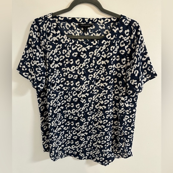Banana Republic | Blue Leopard Short Sleeve Blouse w/ Side Slit | Size Small - Picture 1 of 4